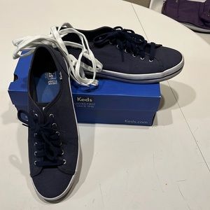 Size 11 blue keds with an extra pair of interchangeable white laces.